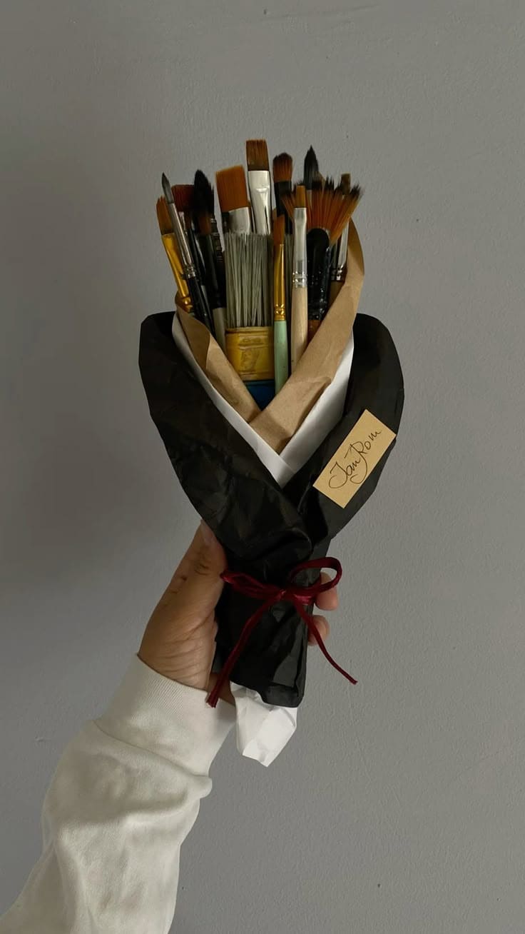 20 Brilliant Ways to Give Paint Brushes a Second Life Artistic Paintbrush Bouquet Gift