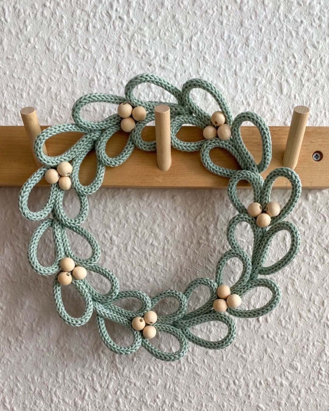 20 Lovely DIY Knitted Wire Craft Ideas You Must Try DIY Knitted Flower Wreath