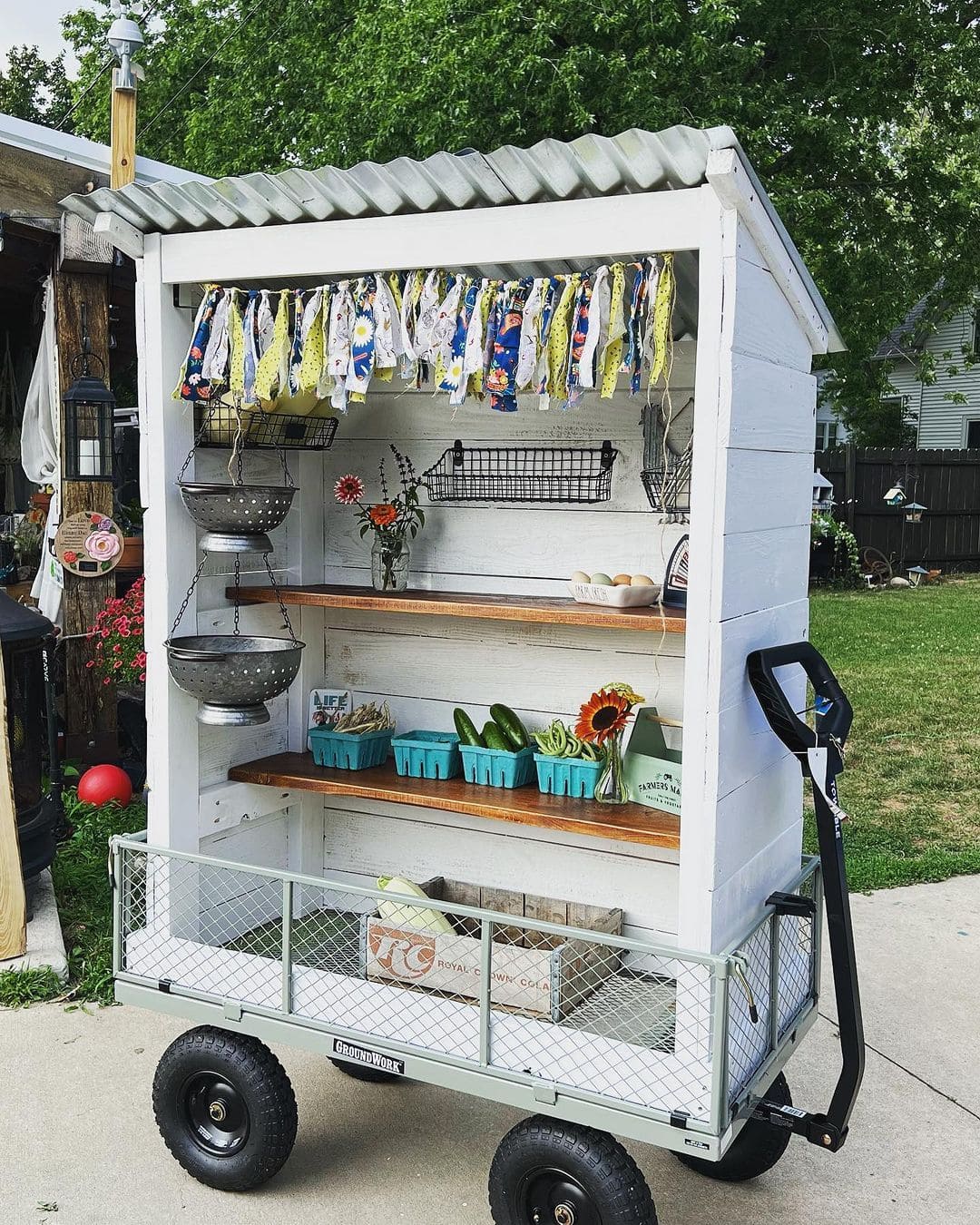 22 Charming DIY Farm Stand Ideas to Inspire Your Homestead Mobile Farm Wagon Stand