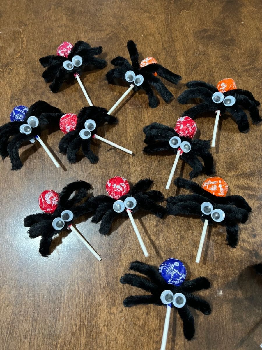 Pipe Cleaner Spider Lollipops