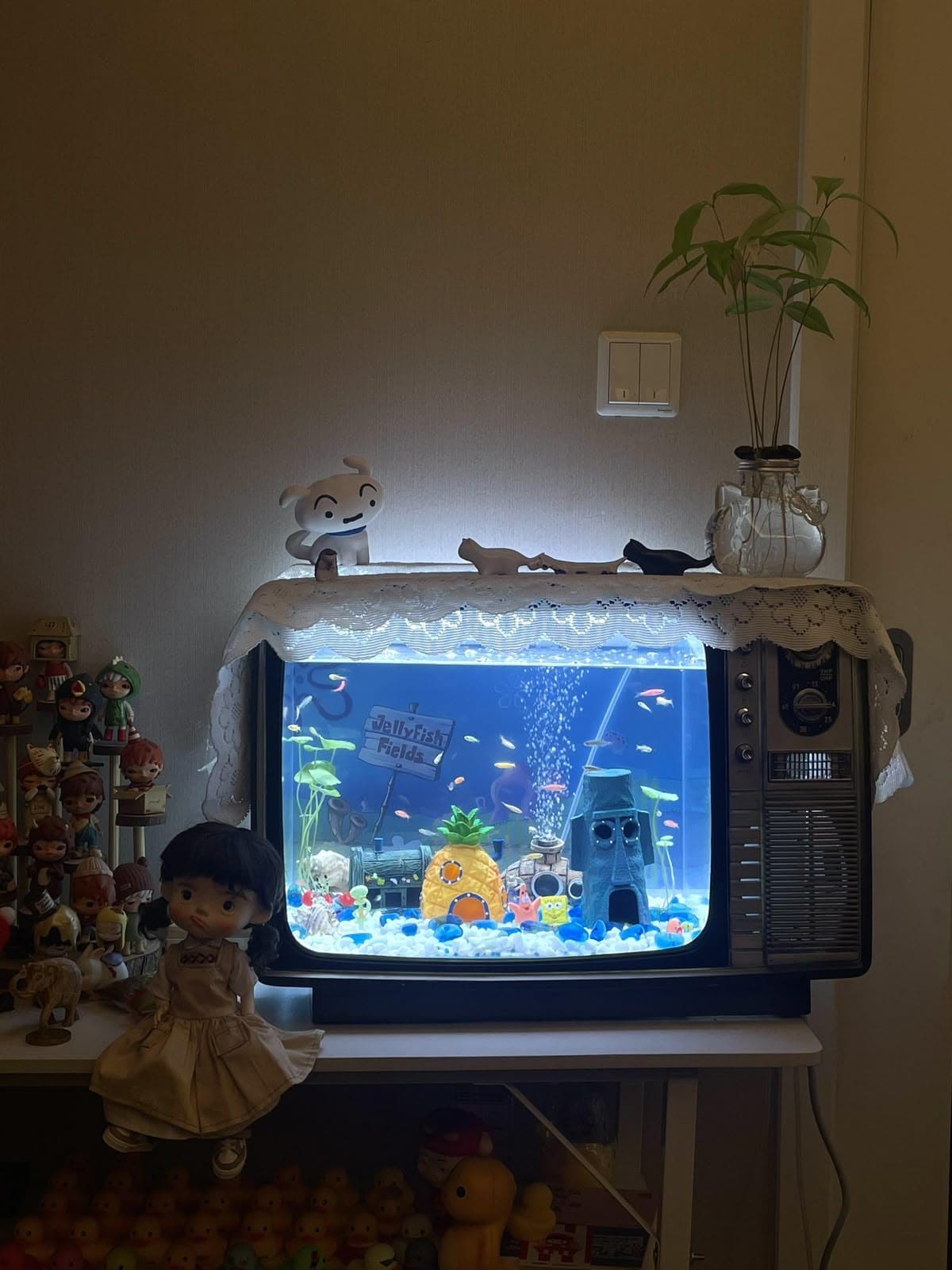 12 Old TV Makeovers to Give Nostalgia a Modern Twist SpongeBob-Inspired Retro TV Aquarium