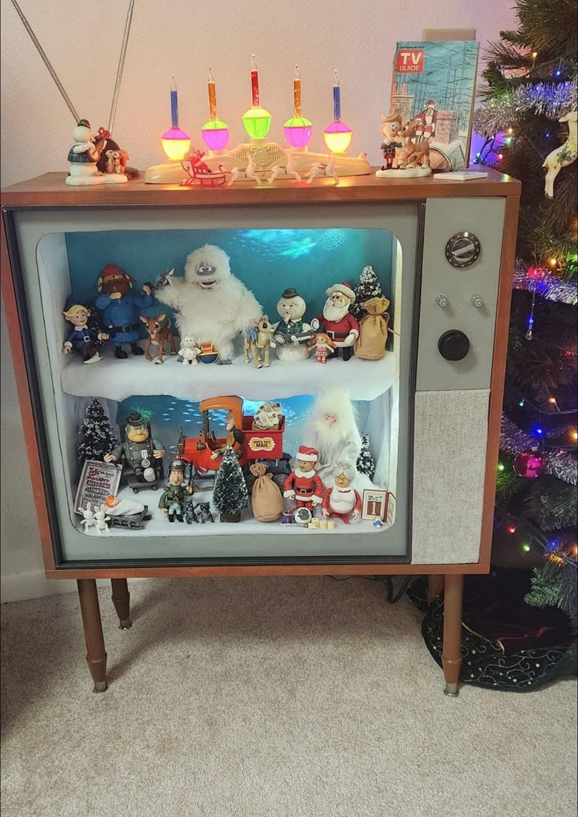 12 Old TV Makeovers to Give Nostalgia a Modern Twist Vintage TV Christmas Display Box