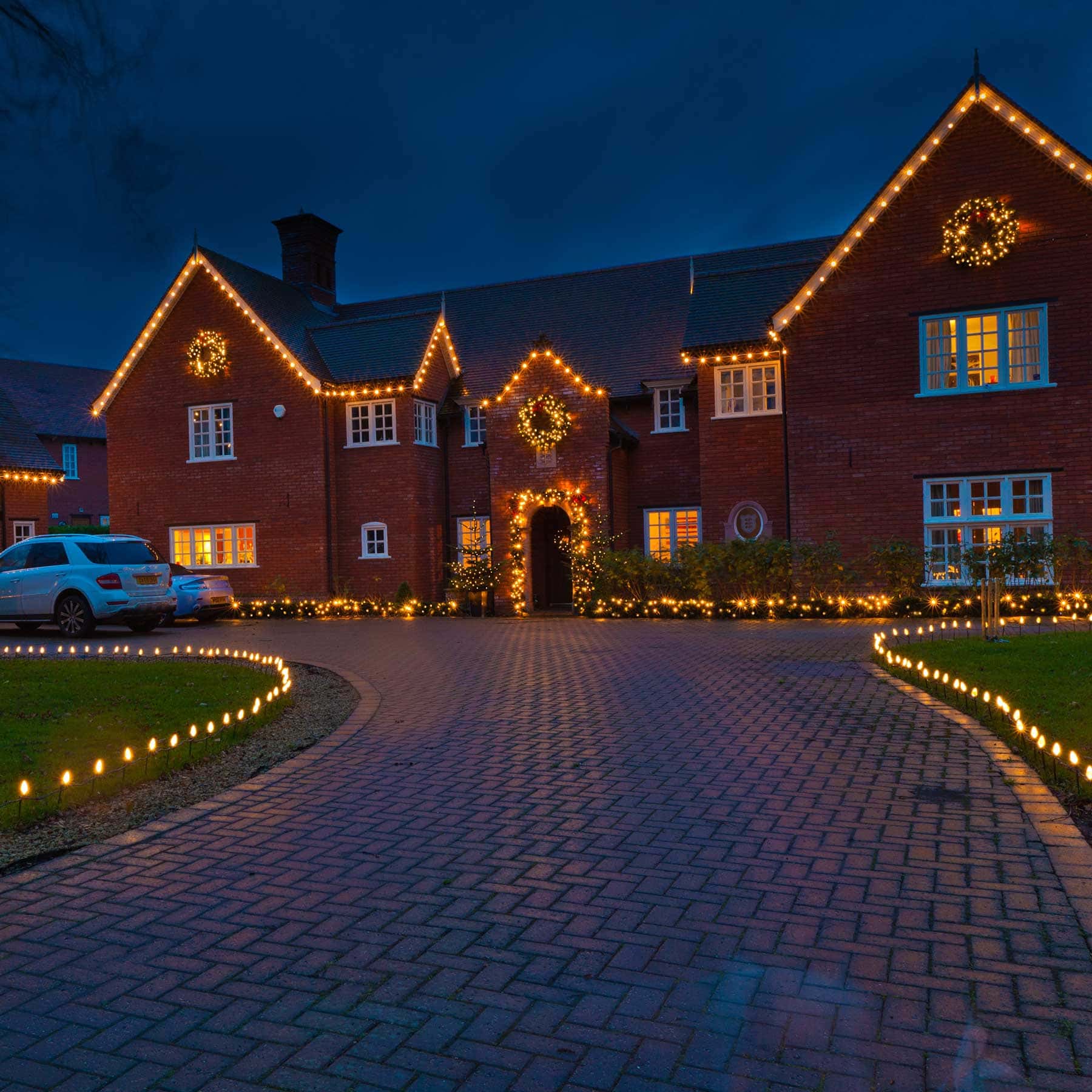 20+ Christmas Driveway Ideas for a Magical Holiday Arrival Glowing Candlelit Driveway Welcome