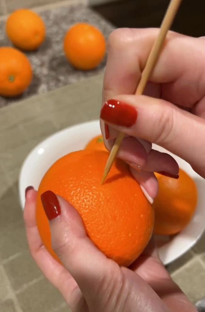 How to Make Traditional Christmas Orange Pomanders
