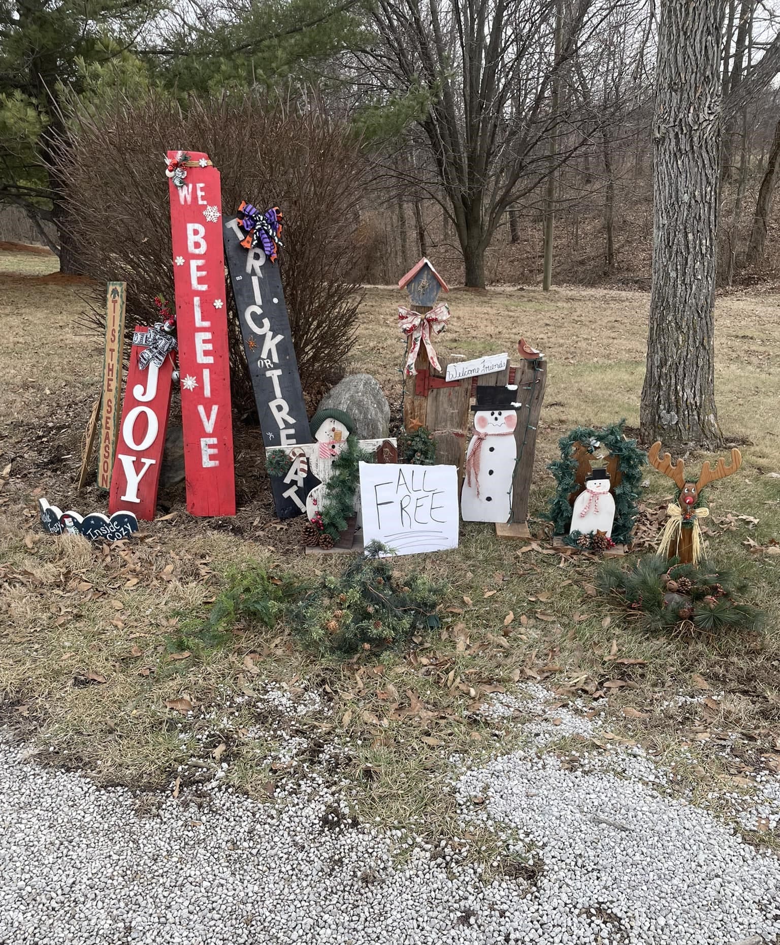 20+ Christmas Driveway Ideas for a Magical Holiday Arrival Snowmen Fell Free Display